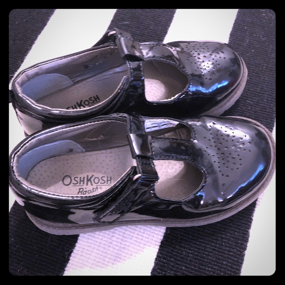 New Girls Osh Kosh Size 11 patent leather shoes